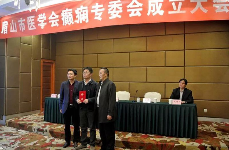 5颁发聘书2.jpg