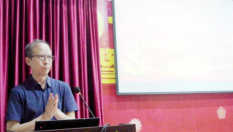 2党委书记沈建华主持启动会.jpg